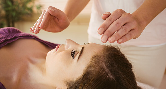 Terapia Reiki Usui. Transmisión de energía a través de las manos.